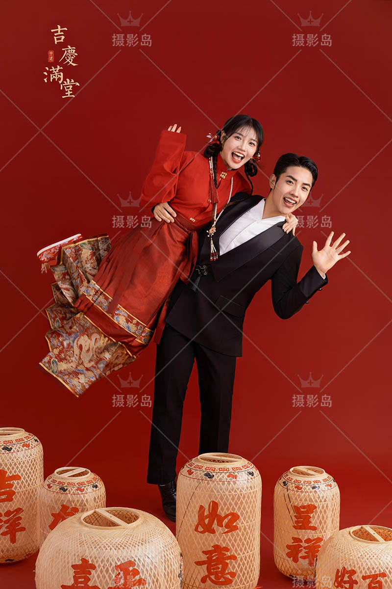影楼红色喜庆马面裙结婚婚纱照样片摄影图片