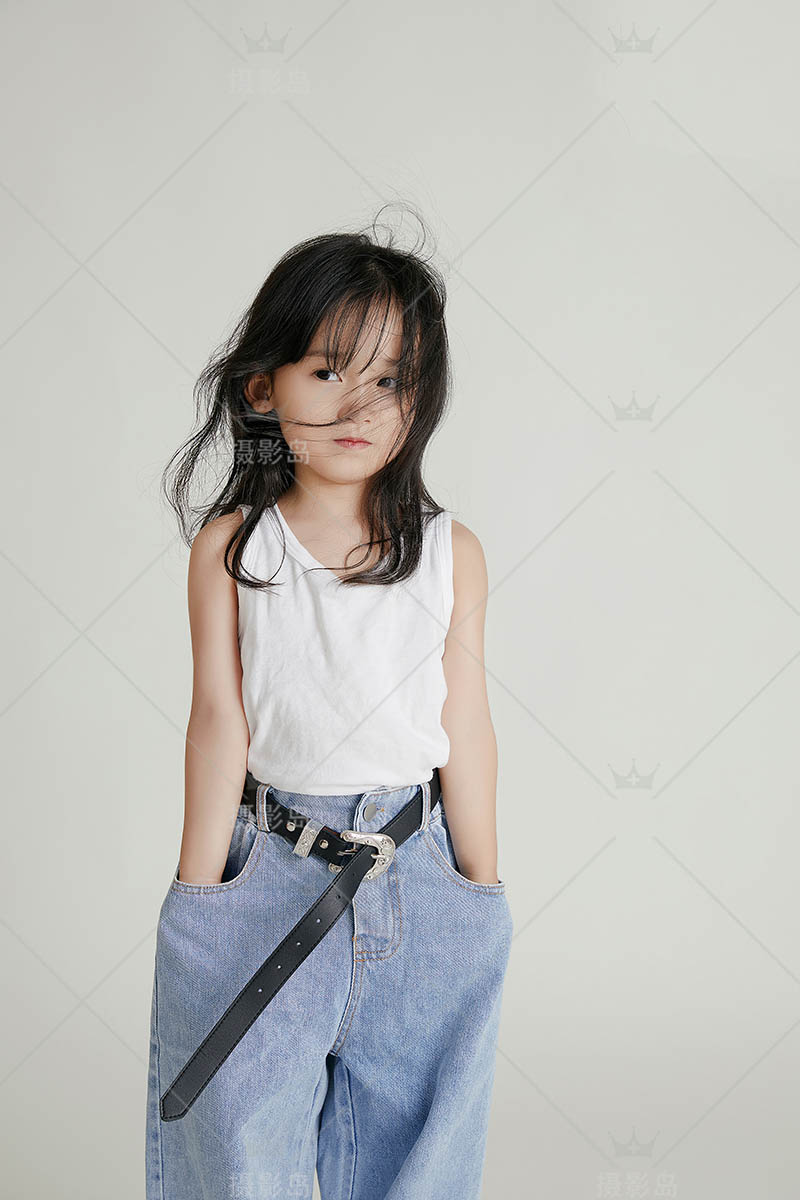 照相馆棚拍浅灰底儿童写真母女亲子照样片图片