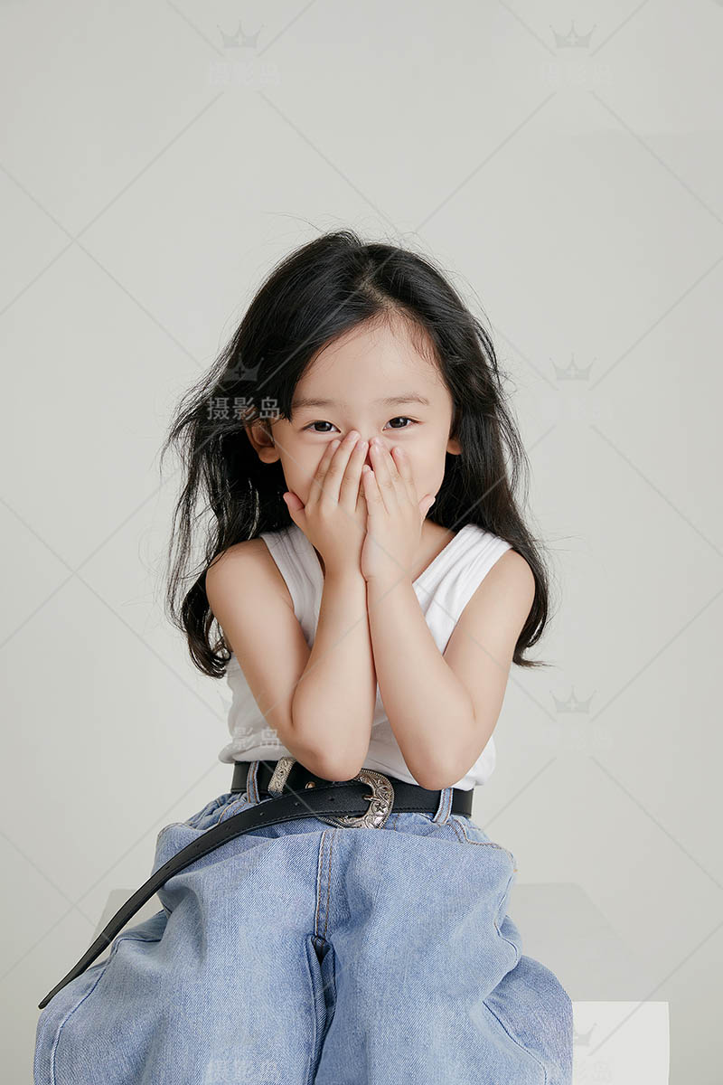 照相馆棚拍浅灰底儿童写真母女亲子照样片图片