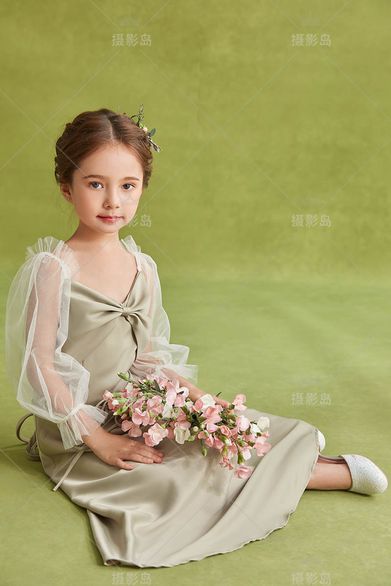影楼摄影棚拍摄手捧鲜花女童写真样片，照相馆样照图片