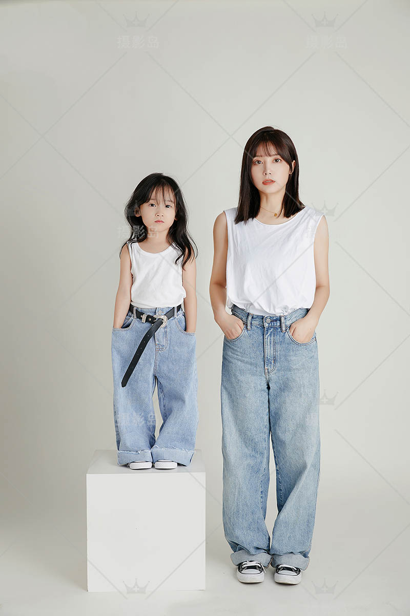 照相馆棚拍浅灰底儿童写真母女亲子照样片图片