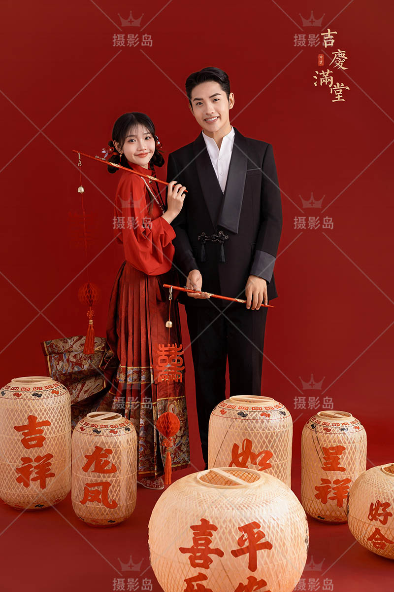 影楼红色喜庆马面裙结婚婚纱照样片摄影图片