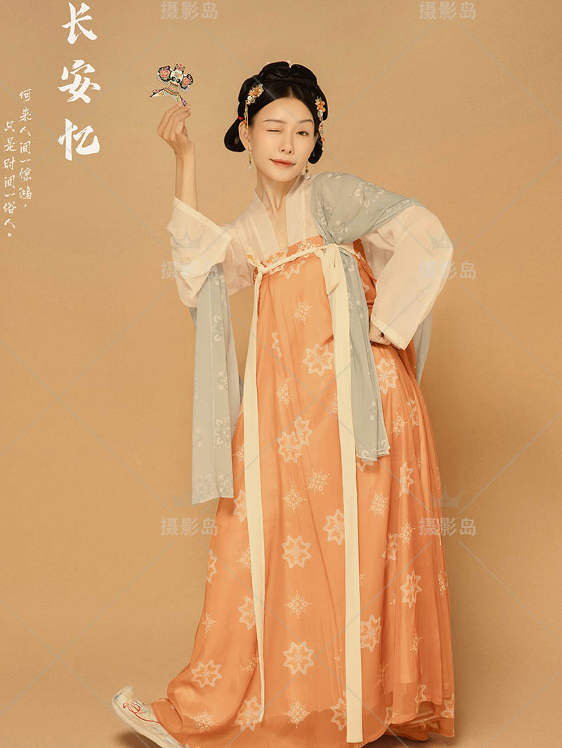 棚拍麦芽黄底色情侣古装亲子照写真样片，照相馆亲子合照图片