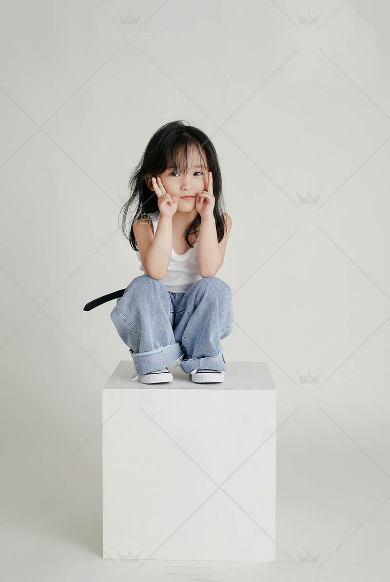 照相馆棚拍浅灰底儿童写真母女亲子照样片图片
