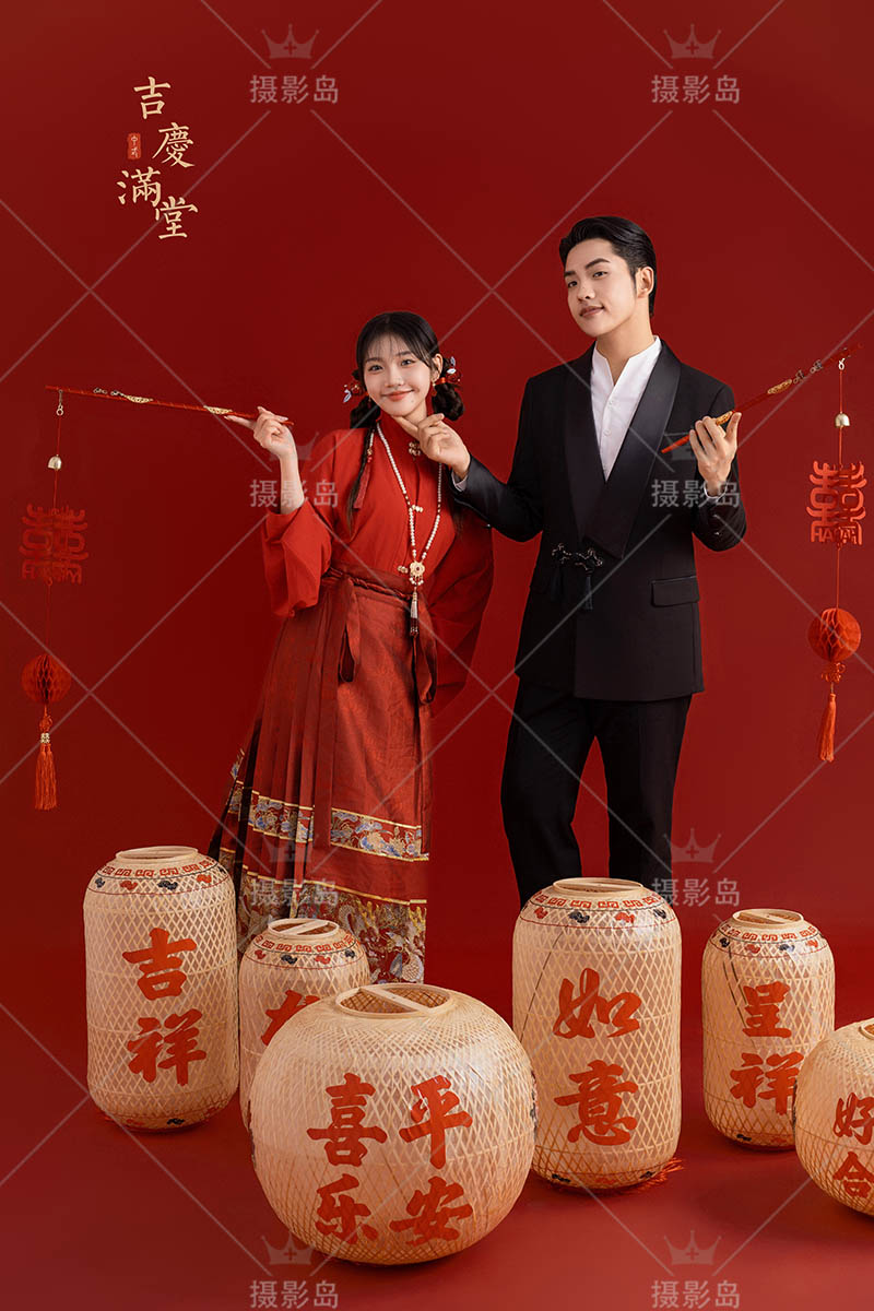 影楼红色喜庆马面裙结婚婚纱照样片摄影图片
