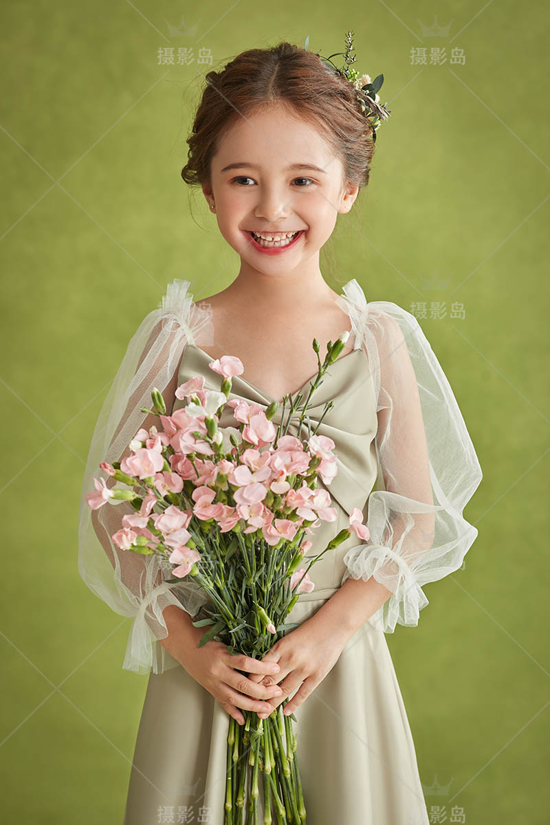 影楼摄影棚拍摄手捧鲜花女童写真样片，照相馆样照图片
