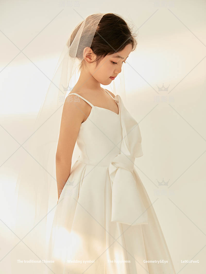 影楼可爱白裙子儿童女童写真样片，照相馆样照图片