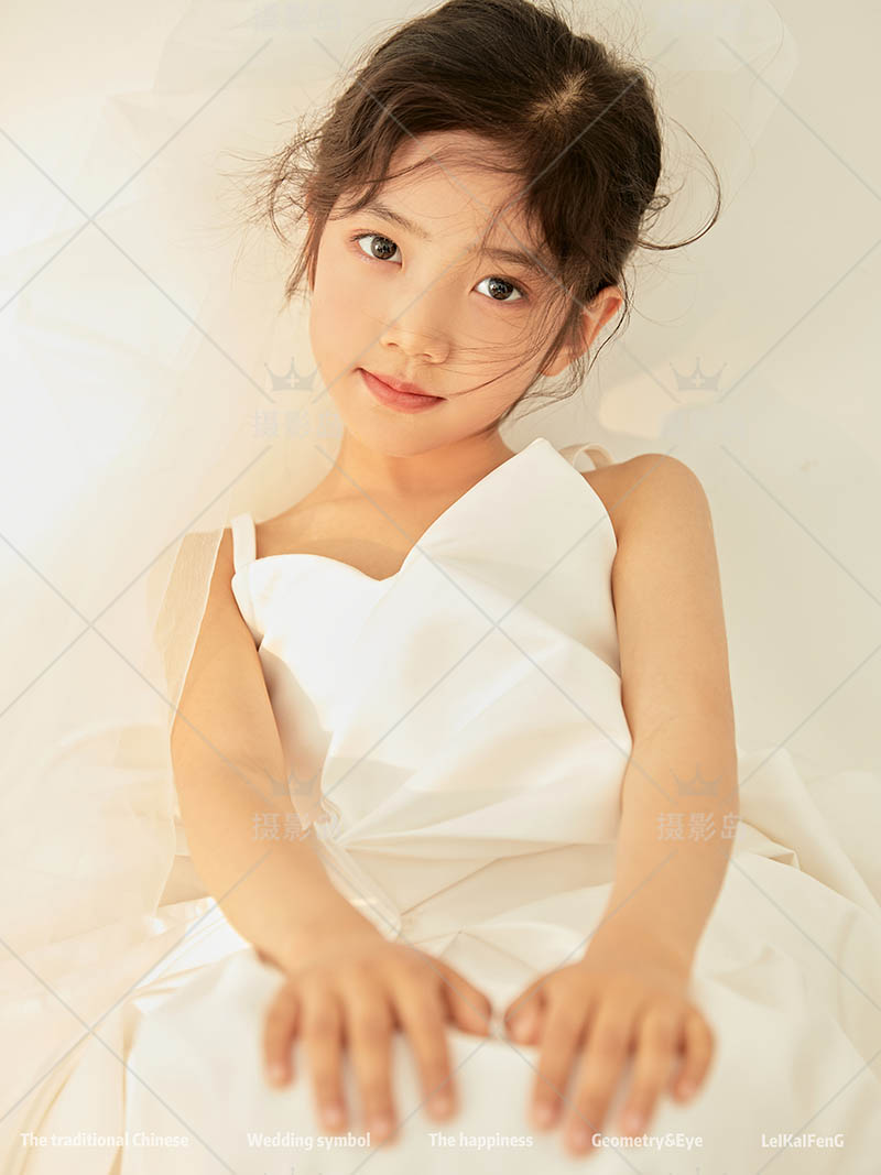 影楼可爱白裙子儿童女童写真样片，照相馆样照图片