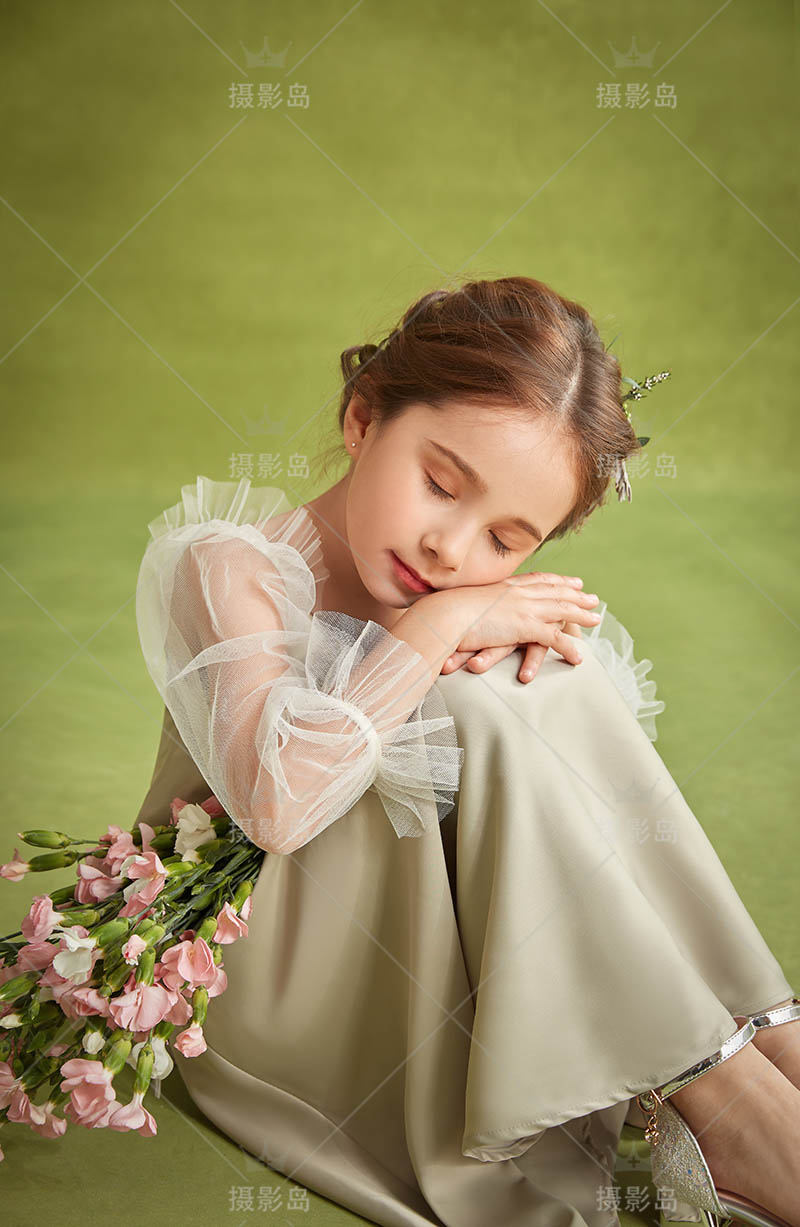 影楼摄影棚拍摄手捧鲜花女童写真样片，照相馆样照图片