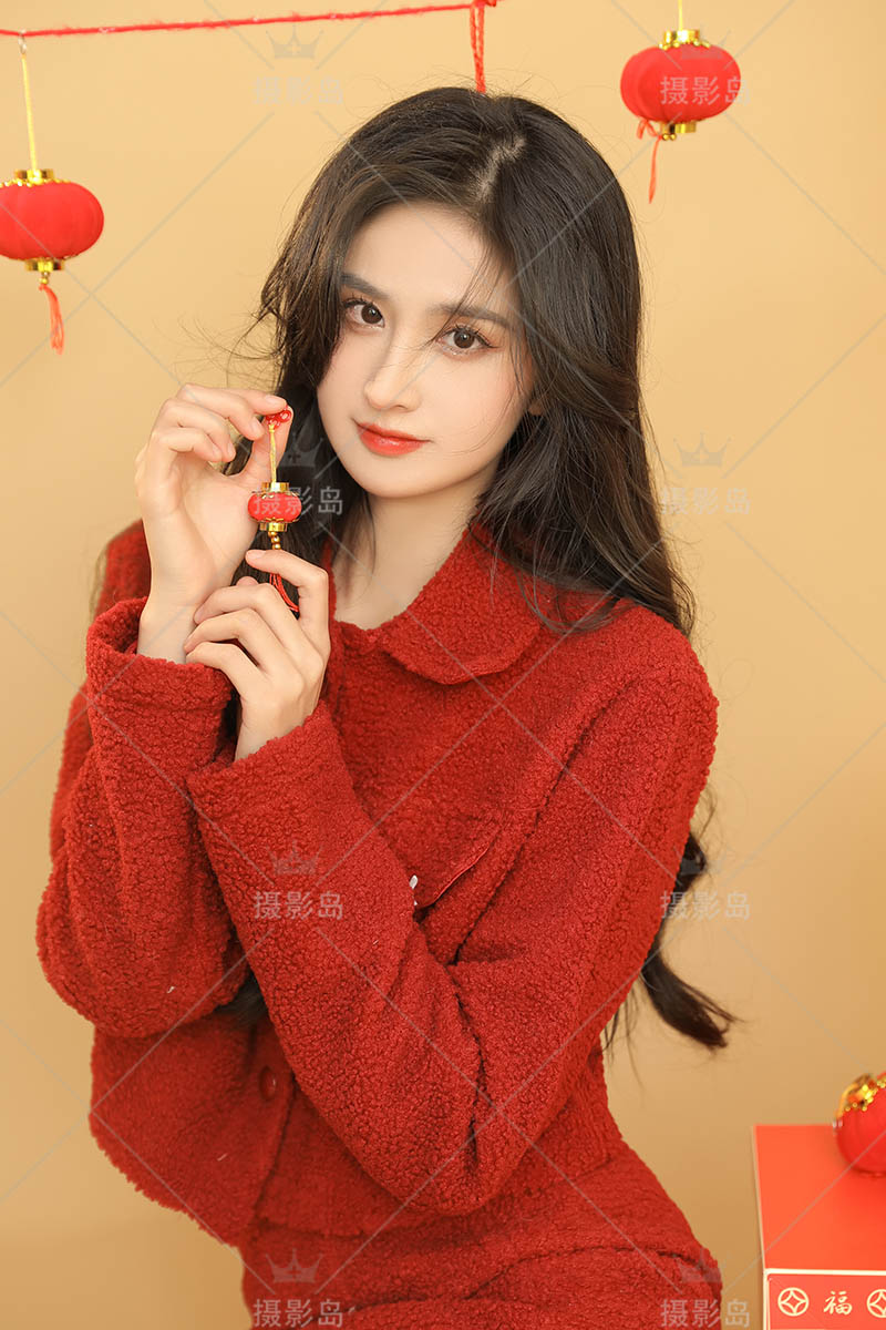 照相馆棚拍麦芽黄底色红衣美女新年照写真样片