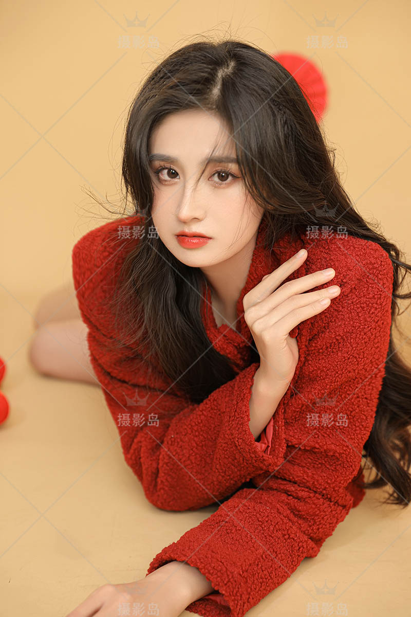 照相馆棚拍麦芽黄底色红衣美女新年照写真样片