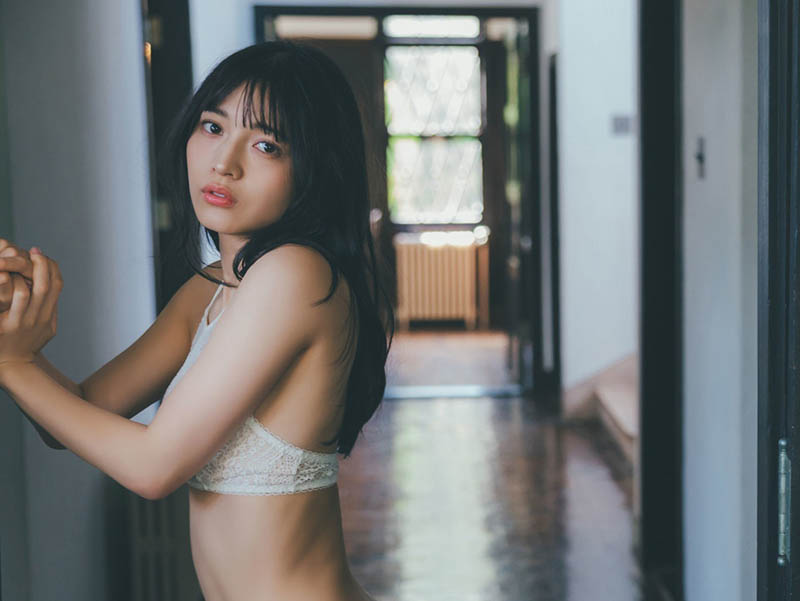 日本00后清纯偶像黑崎菜菜子美少女性感内衣胶片写真集《つゆのあとさき》