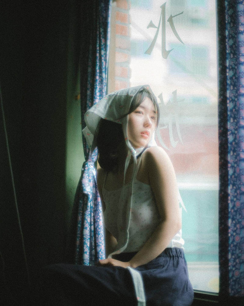 胶片情绪少女人像摄影作品图片欣赏，韩国摄影师jeehoowism朱熙敏审美提升素材