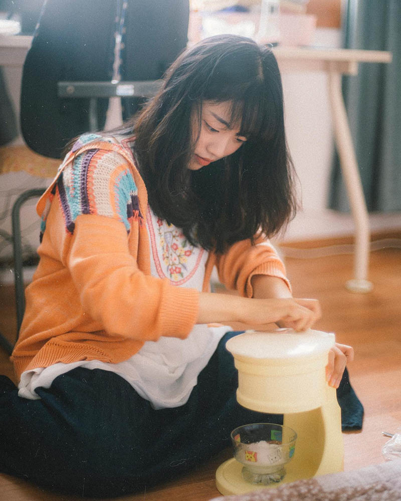 胶片情绪少女人像摄影作品图片欣赏，韩国摄影师jeehoowism朱熙敏审美提升素材