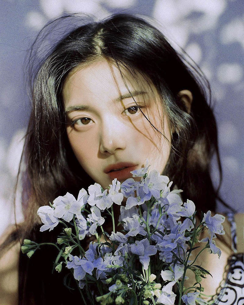 胶片风格少女写真人像摄影作品图片欣赏，韩国摄影师mu_gung审美提升素材