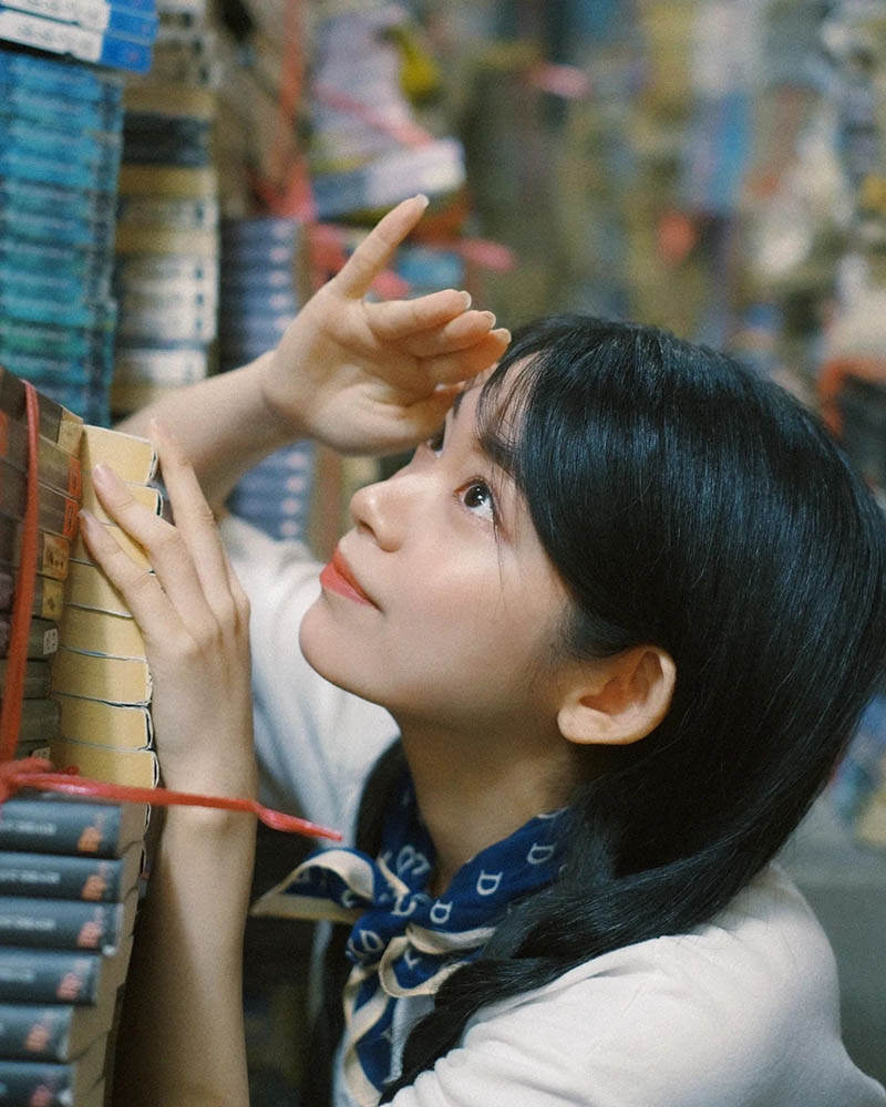 胶片风格少女人像摄影作品图片欣赏，韩国摄影师serotonin__w审美提升素材