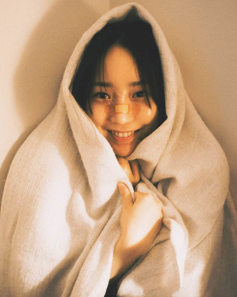 胶片风格少女人像摄影作品图片欣赏，韩国摄影师serotonin__w审美提升素材