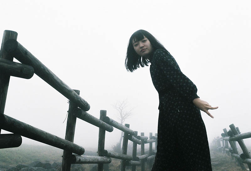 复古胶片风格人像少女摄影作品欣赏，日本摄影师冈本作品集图片素材