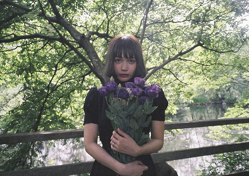 胶片风格日本少女人像摄影作品欣赏，日本摄影师友里爱（Yuria）作品集图片素材
