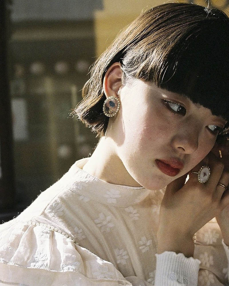胶片风格日本少女人像摄影作品欣赏，日本摄影师友里爱（Yuria）作品集图片素材
