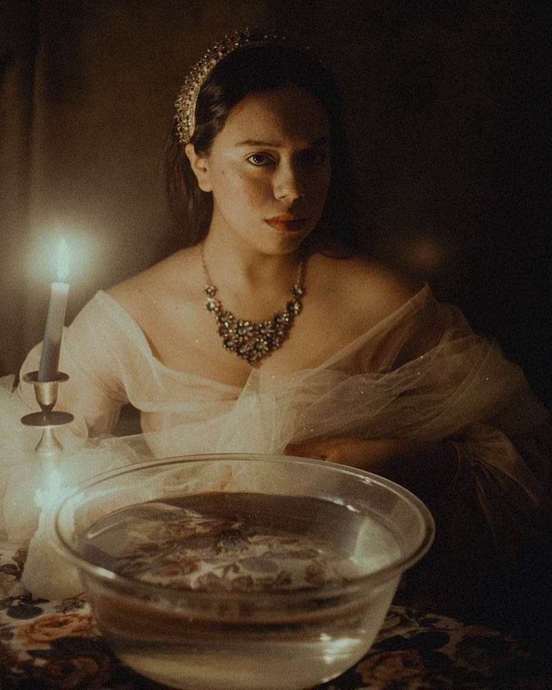 暗调古典油画风格少女人像摄影作品欣赏，ins墨西哥摄影师ALEXIA MERCADO作品集图片素材