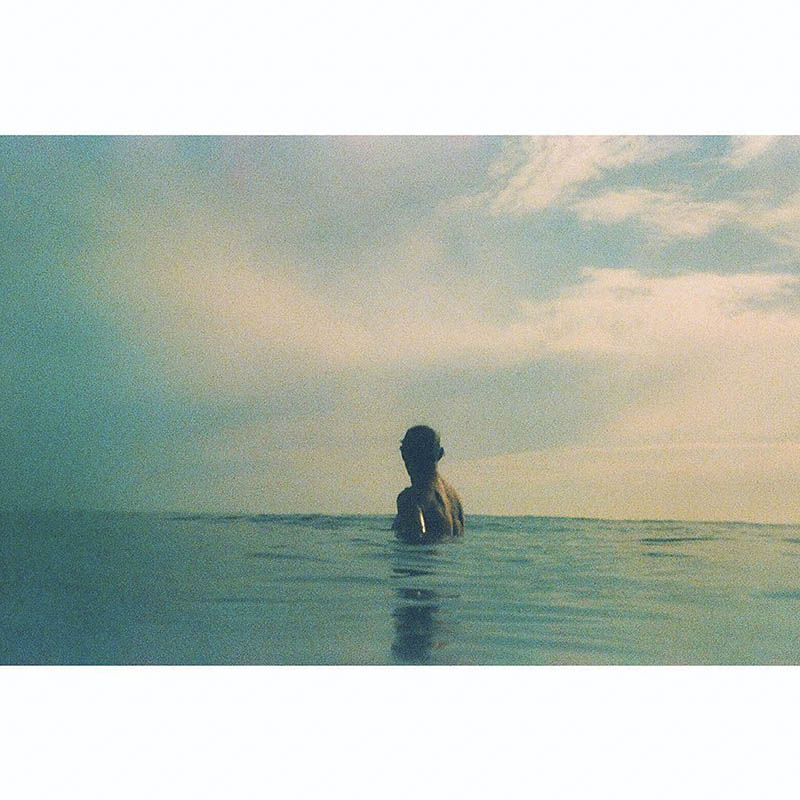 胶片风格阳光沙滩海边人像摄影作品欣赏，ins美国摄影师Josh Soskin作品集图片素材
