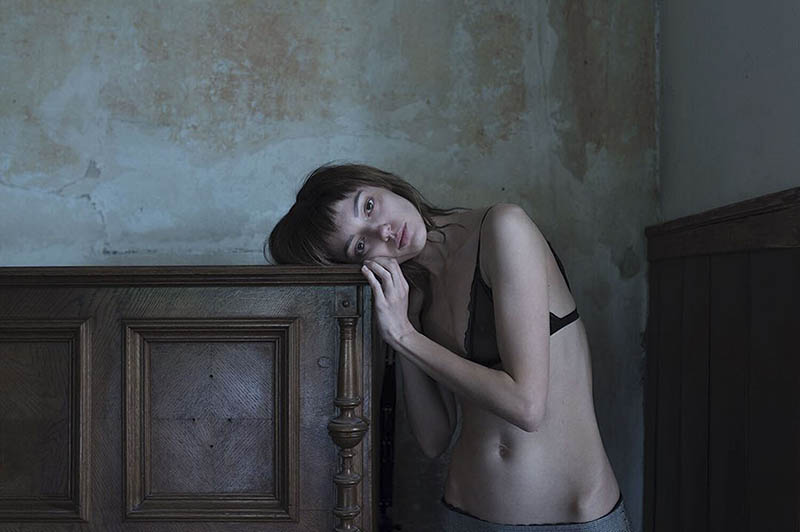 暗调低饱和诗意氛围情绪胶片摄影作品欣赏，Ins摄影师Weronika Maria Izdebska（@ovors）作品集图片
