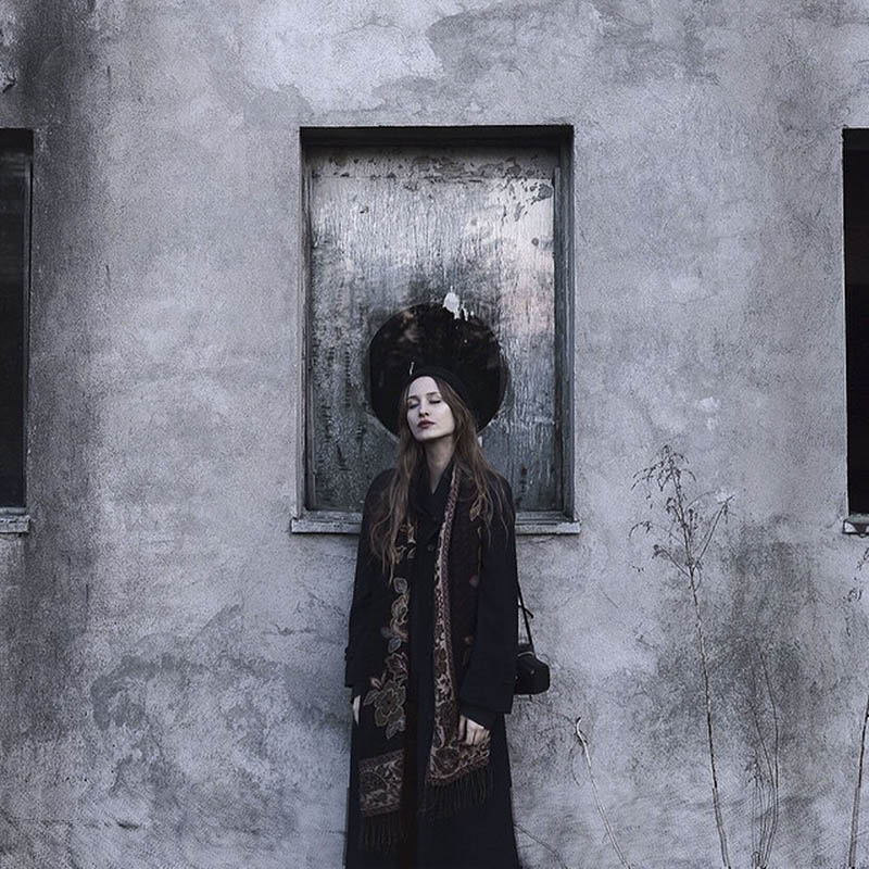 暗调低饱和诗意氛围情绪胶片摄影作品欣赏，Ins摄影师Weronika Maria Izdebska（@ovors）作品集图片