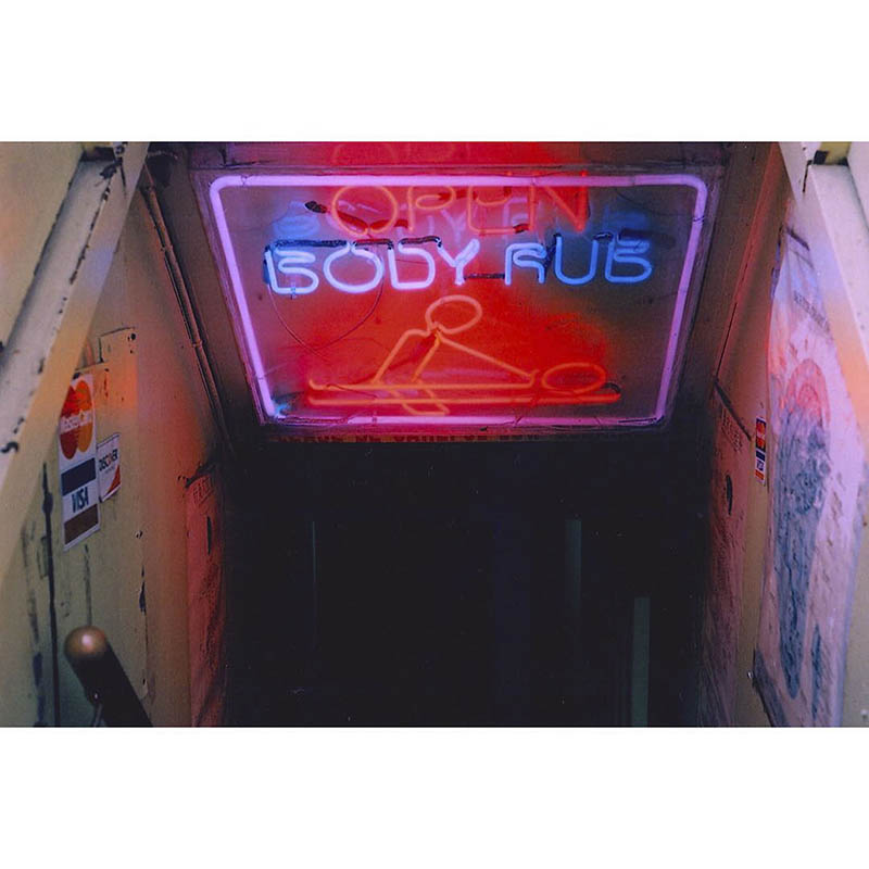 胶片风格街头摄影抓拍陌生人摄影作品欣赏，英国伦敦摄影师 Toby Harvard 作品集图片素材