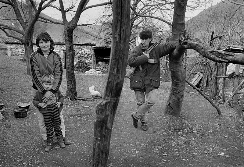 黑白人文纪实摄影作品图集欣赏，希腊摄影师Nikos Economopoulos（尼科斯・伊科诺莫普洛斯）作品集