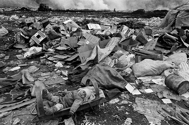 黑白人文纪实摄影作品图集欣赏，希腊摄影师Nikos Economopoulos（尼科斯・伊科诺莫普洛斯）作品集